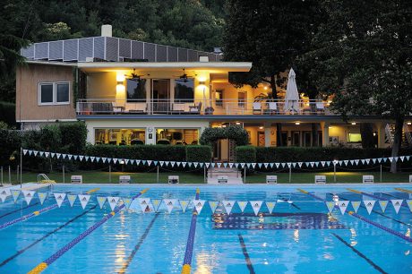 La piscina scoperta e una vista della casina sociale del Circolo Canottieri Aniene