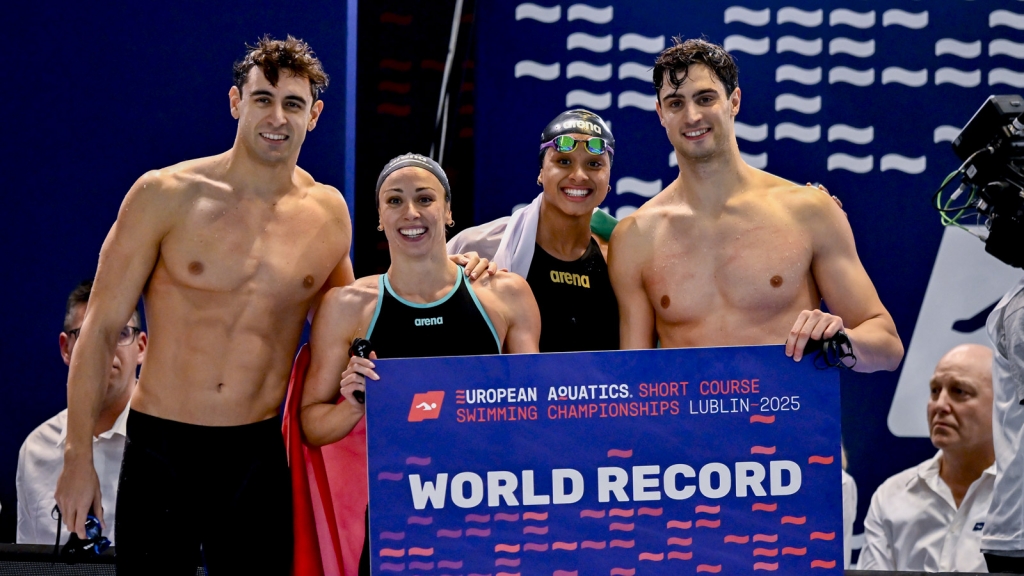 Nuoto, oro e record del mondo agli Europei con la staffetta per Deplano e Di Pietro