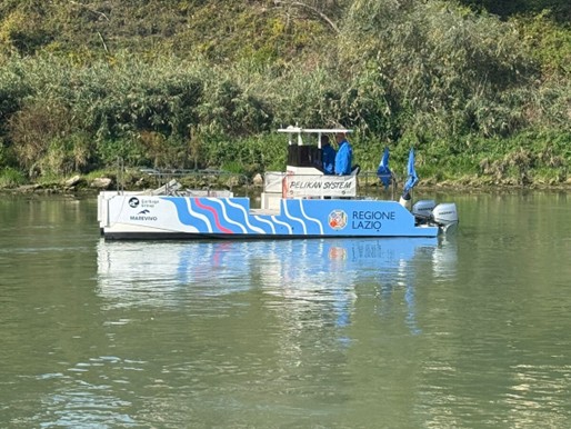 Il battello Pelikan pronto a pulire il Tevere