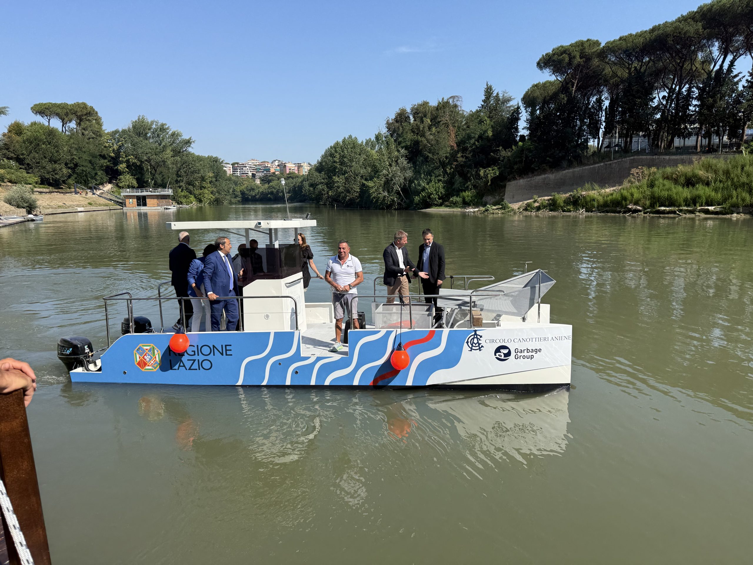 Pelikan Eco 23, varata all'Aniene la barca per pulire il Tevere